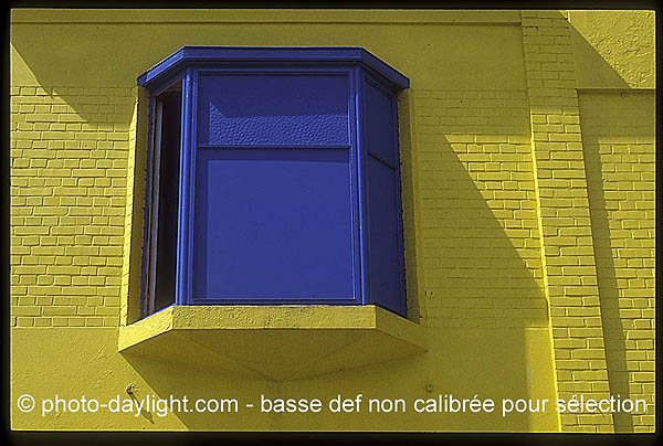 Maison jaune et bleu